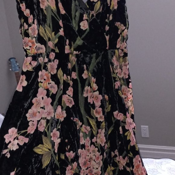 Timeless Velvet Flower Dress - Picture 3 of 4